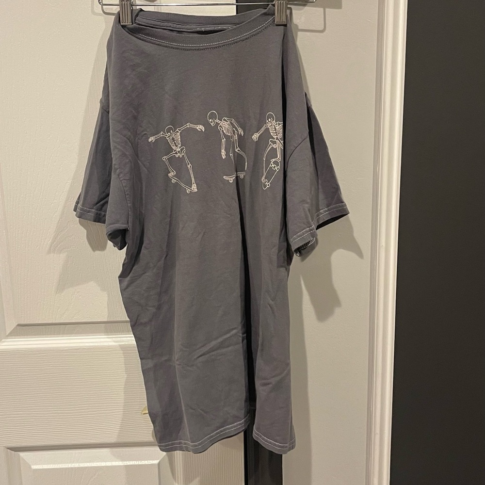 Gray skeleton skateboarding t shirts